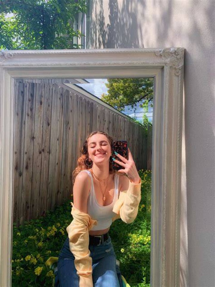 outdoor mirror selfie